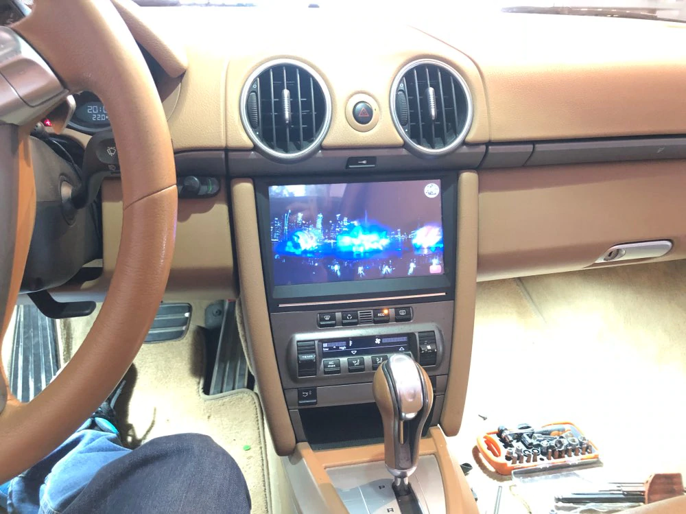 Instalación de pantalla táctil en salpicadero